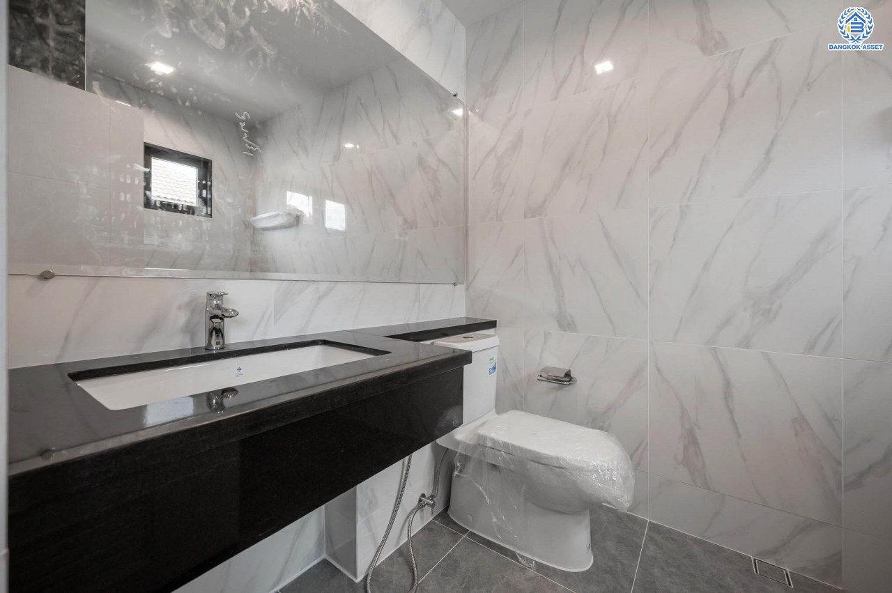 บ้านเดี่ยวฟิลคฤหาสน์มือสองตกแต่งใหม่ แบรนด์ LH ดีไซน์สุดหรูหรา โครงการ ลดาวัลย์ ปิ่นเกล้า เนื้อที่ 178.6 ตร.ว. บนพื้นที่ใช้สอยถึง 651.84 ตร.ม. ฟังก์ชันจัดเต็ม 5 ห้องนอน 7 ห้องน้ำ  1 ห้องแม่บ้าน จอดรถได้ถึง 3 คัน ทำเลศักยภาพติดถนนบรมราชชนนี เชื่อมต่อหลายเส้นทาง ใกล้มหาวิทยาลัยมหิดล และเซ็นทรัลศาลายา